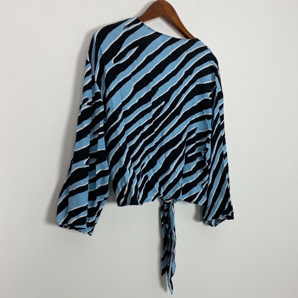 Topshop Zebra Print Tie Front Blouse 3/4 Sleeves Animal Print V-Neck Size 8 - Picture 8 of 9